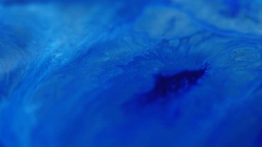 Boya dalgası. Akrilik sıvı. Odaklanmamış mavi renk emülsiyon sıvısı sıçratma akış tahıl dokusu soyut sanat arkaplanı.