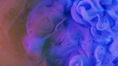 Mürekkep damlası su. Neon duman bulutu. Odaklanmamış mavi sarı renk gradyanı parlayan buhar patlama hareketi soyut sanat arkaplanı.