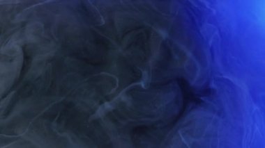 Pırıltılı sis. Boya su sıçratır. Odaklanmamış mavi renk parıldayan doku dumanı yüzen hareket soyut sanat arkaplanını ortaya çıkarıyor.