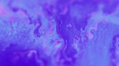 Mürekkep dalgası. Parıldayan sıvı dökülmüş. Odaklanmamış mavi pembe renk ışıltılı doku sıvı akış hareketi soyut sanat arkaplanı.