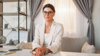 Ofis görüşmesi. - Kadın şef. İş toplantısı. Kendine güveni tam, zarif bir kadın rahat bir şekilde ofisin içinde oturuyor..