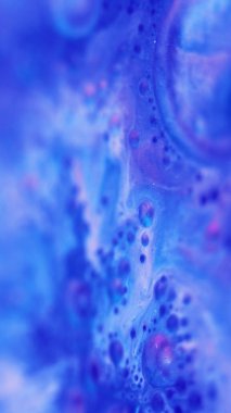 Mürekkep köpüğü. Kabarcık dokusu. Odaklanmamış mavi mor renkli ışıl ışıl emülsiyon karışımı damlacık dalga akışı soyut sanat arkaplanı.