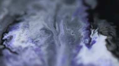 Mermer mürekkep. Sıvı dökülmesi. Odaklanmamış siyah beyaz sıvı emülsiyon karışımı sızıntı akış damarı desen soyut sanat arka planı.