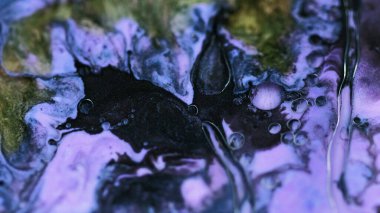 Yağ mürekkebi dökülmüş. Boya karışımı. Odaklanmamış mor yeşil renk jel kabarcıkları desen akrilik sıvı sıçrama akışı soyut sanat arka planı.