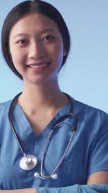 Dikey video. Profesyonel doktor. Tıbbi bakım. Kendine güveni tam bir kadın terapist hastaya gülümsüyor..