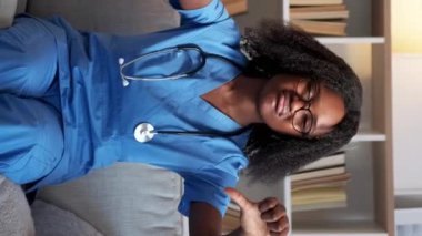 Dikey video. Tıbbi olarak onaylanmamış. Hemşire sevmiyor. Hastanedeki kanepede baş parmağını sallayarak kadın sağlık doktorunu reddetmek tatmin edici değil..