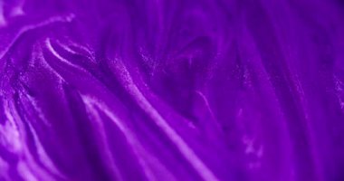 Islak, ışıldayan bir doku. Mürekkep damlası. Odaklanmamış neon rengi parlak parlak sıvı boya sızıntısı dalga hareketi soyut sanat arkaplanı.