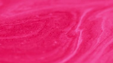 Parlak madde. Parlak bir geçmişi var. Odaklanmamış emülsiyon şeridi dalgaları kırmızı pembe karışım yaratıcı soyut parlayan sanat dokusu suyu.