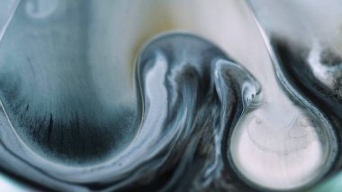 Yağ damlası. Kabarcık boyası dökülmüş. Odaklanmamış mavi beyaz renk parçacıkları desen mürekkep emülsiyon akışı soyut sanat arkaplanı.