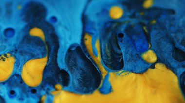 Islak sim karışımı. Akrilik sıvı. Odaklanamayan sarı altın rengi parıltı sıvı yağ damlası baloncuk karışımı emülsiyon soyut arkaplan.