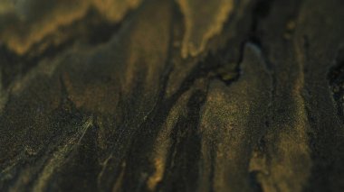 Parıltılı boya. Mürekkep arkaplanı. Odaklanamayan sıvı akışkan akrilik altın sarısı, siyah parıldayan mistik, soyut emülsiyon sanat dokusu..