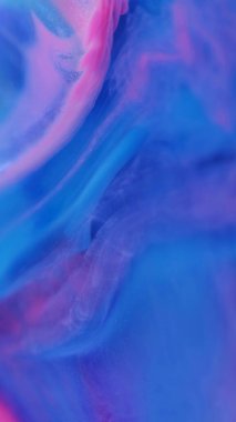 Gradyan boya. Parıldayan mürekkep. Işıl ışıl parlıyor. Odaklanmamış mavi mor renk girdap halinde lüks parçacıklar jel dokusu soyut sanat arka planı.