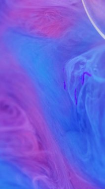 Parlak mürekkep. Boya karışımı. Işıl ışıl parlıyor. Odaklanmamış mavi mor renkli kıvrımlı dumanlı partiküller ıslak dokular soyut sanat arka planı.