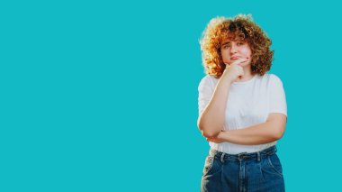 Derin düşüncelere dalmış kafası karışmış, kafası karışmış, kafası karışmış, kafası karışmış, kafası karışmış, kafası karışmış bir kadın..