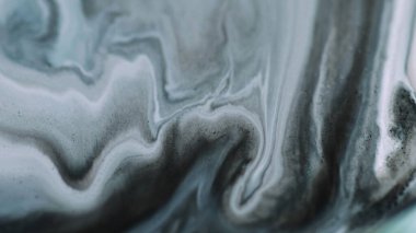Akrilik dalga akışı. Sıvı pırıltı damlası. Tek renkli boya sanatı. Bulanık gri beyaz boya siyah parlak gümüş toz soyut sanat arka planı.
