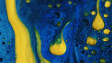Parlak mürekkep damlası. Sanat yağı sızıntısı. Bulanık mavi altın rengi parlak sıvı partiküller kabarcık serumu soyut arkaplan dalgası.