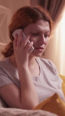 Dikey video. Kızgın telefon. Mutsuz müşteri. Kaşlarını çatan kadın akıllı telefon dolandırıcılığı tartışan çatışma dümeni tartışmayı bitirin konuşma kupa kahve.