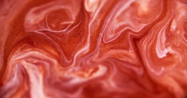 Parlak mürekkep karışımı. Akrilik sim akışı. Odaklanmamış turuncu kırmızı beyaz renk parıldayan parçacıklar mermer desen boya soyut sanat arkaplan dökümü.