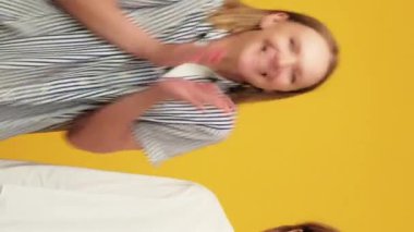 Dikey video. Kadın yarışması. Hayal kırıklığını kaybetmek. Heyecanlı ve neşeli arkadaşları olan üzgün bir kadın zaferin tadını çıkarıyor..