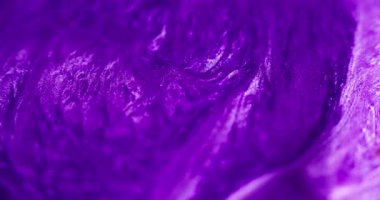 Parlak sıvı dokusu. Boya akışı. Odaklanmamış neon rengi parıldayan mürekkep lekesi dalga hareketi soyut sanat arkaplanı.