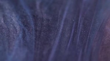 Işıldayan sıvı. Işıl ışıl. Odaklanmamış mavi, koyu, gümüş renkli, titreşimli parçacıklar mürekkep hareketli soyut arkaplan tasarımı..