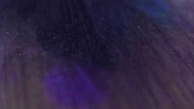 Odaklanmamış sim. Sihirli emülsiyon. Sıvı boya sanatı, siyah, gizemli, mor, siyah akış soyut, renkli arka plan tasarımı ışık saçar..