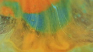 Parıldayan duman. Gradyan boya. Odaklanmamış mavi turuncu yeşil renk. Parlak sıvı parlatıcı emülsiyon. Su dokusu soyut sanat arkaplanı..