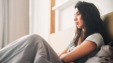 Stres korkusu. Yalnız bir kadın. Uykusuzluk sorunu. Sabahın erken saatlerinde yatakta yalnız başına oturan üzgün kadın geleceğin aydınlık yatak odasını düşünüyor..