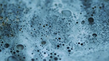 Boya köpüğü dokusu. Işıl ışıl akryl dökülmüş. Bulanık mavi renk parıltılı sihirli dalga sıvı kabarcık emülsiyon dalga akışı soyut sanat arka planı.