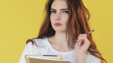 Fikir yazarlığı. Yaratıcı ilham. Düşünceli akıllı kadın sarı fotokopi arkaplanına not almayı düşünüyor.