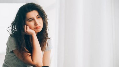 Yalnız bir kadın. Hüzünlü bir ruh hali. İlişki sorunu. Hayal kırıklığına uğramış bekar bir bayan, ayrıldığı için üzgün. Pencerenin yanında oturuyor..