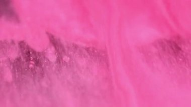 Mürekkep gibi parlayan su damlası. Soyut akışkan sanat arka planı renkli kırmızı emülsiyon pembe karışım desen pigment sıçrama karışımı dalga boyası sıçraması.