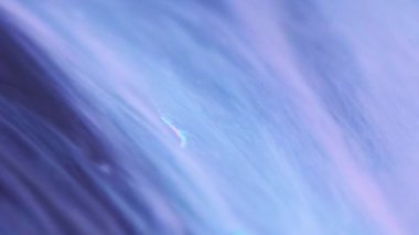 Mürekkep sisi. Işıldayan akış. Mavi lavanta karışımı. Renk emülsiyonu. Sıvı, sihirli, soyut, hipnotik sanat arka plan tasarımı..