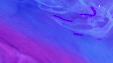 Mürekkep suyu. Fantezi boyası. Parlak bir sıvı. Odaklanmamış mavi pembe renk pürüzsüz parlak dumanlı yağ emülsiyonu parlak parçacıklar jel akış hareketi soyut sanat arka planı.