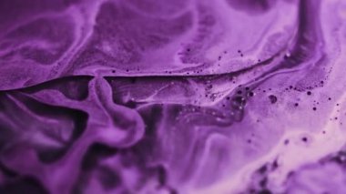 Shimmer akryl damlası. Metalik mürekkep. Odaklanmamış neon mor renkli parlak yağlı boya akışı ıslak kabarcık dokusu soyut sanat arkaplanı.