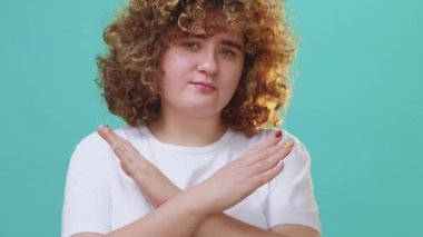 Jestleri kesin. Hayır 'ı reddediyorum. Memnun olmayan tombul kız uyarısı, onaylanmamış kollar çapraz el sallama işareti, mavi üzerine izole edilmiş..