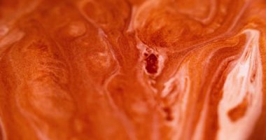 Parlak sıvı dokusu. Boya akışı. Odaklanmamış turuncu, altın sarısı, parıldayan mürekkep lekesi, dalga hareketi, soyut sanat arka planı..