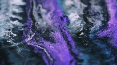Parıltılı boya sıçraması. Acryl evren sanatı. Odaklanmamış mor siyah gri renkli parlak emülsiyon sihirli sıvı boya akışı soyut arkaplan.