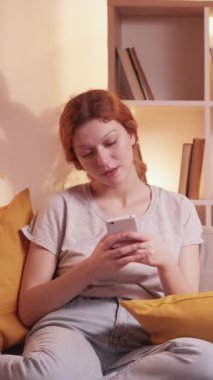 Dikey video. Mobil sohbet. Çevrimiçi konuşma. Gülümseyen neşeli kız akıllı telefon, internet, tomar zımbırtısı dost canlısı sosyal medya yorumları, rahat ev istirahatı..