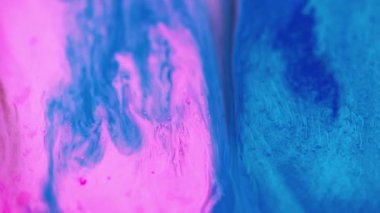 Su damlası. Sihirli sıvı karışımı. Odaklanmamış açık neon mavisi pembe mor su altı mürekkep akışı sıvı karışımı soyut sanat arkaplanı.