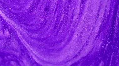 Parlayan mürekkep. Işıldayan sıvı. Odaklanmamış mor renk dökülmesi parlak sıvı sallanma ışıldayan parçacıklar akış hareketi soyut sanat arka planı.