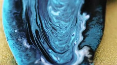 Parıldayan boya damlası. Sıvı akryl dökülmesi. Odaklanmamış mavi beyaz renk parlak yağlı mürekkep emülsiyon dalga deseni soyut sanat arka planı.