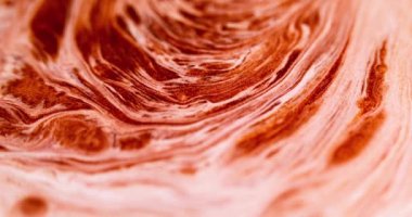 Boya dalgası. Erimiş lav. Odaklanmamış kırmızı altın rengi parıldayan ışıltılı parçacıklar doku mürekkep sıvısı soyut sanat arkaplanı yayıyor.