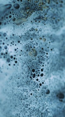 Yağlı sıvı dalgası. Boya dökülmüş. Bulanık mavi köpük köpük köpük mürekkep emülsiyon damla parlak altın parçacıklar karışım soyut arka plan.