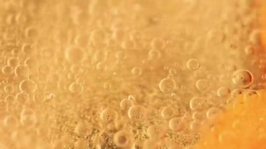 Yağ kabarcıkları. Altın mürekkep. Odaklanmamış sarı renk yarı şeffaf parlak boya parlak pullu parçacıklar jel akış hareketi soyut sanat arka planı.