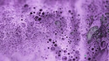 Sıvı boya köpüğü. Sihirli mürekkep damlası. Odaklanmamış mor beyaz renk sıvı akryl dökülmüş siyah yağ kabarcığı hareket soyut sanat arka planı.