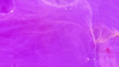Yağlı boya. Fantezi mürekkebi. Odaklanmamış pembe mavi renk sızıntısı parlak parlak parlak parlak jel yüzen şeffaf kabarcıklar soyut sanat arka planı.