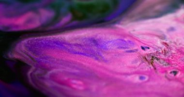 Parlak mürekkep akışı. Boya karışımı. Bulanık, mavi, parlak, siyah parçacıklar. Doku cilası, dalga, cazibe, soyut sanat arkaplanı..