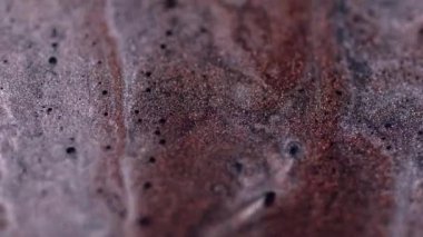 Boya akışı. Parıldayan jel, sıvı, ışıl ışıl karışım hareketi. Odaklanamayan parlak bronz rengi parlak soyut sanat arkaplanı dökülüyor..