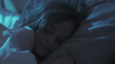 Gece korkusu. Uyku vakti geldi. Uyku bozukluğu. Küçük kız gece kâbustan korkarak uyandı. Evdeki karanlık yatak odasında tek başına, mavi ay ışığıyla yatıyordu..